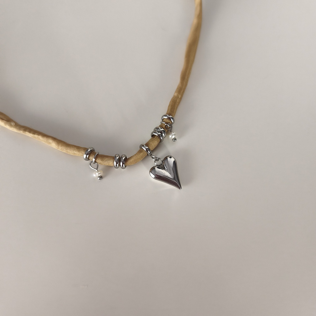 Collar Cinta de Seda Ocre Corazón Plateado