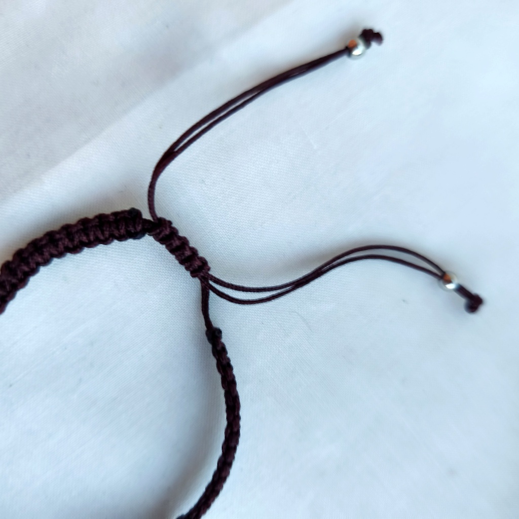 Pulsera Trenzada Marrón Triple Charm Flecha (Plateado)