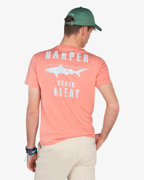 Camiseta Shark Alert Light Coral - Harper &amp; Neyer