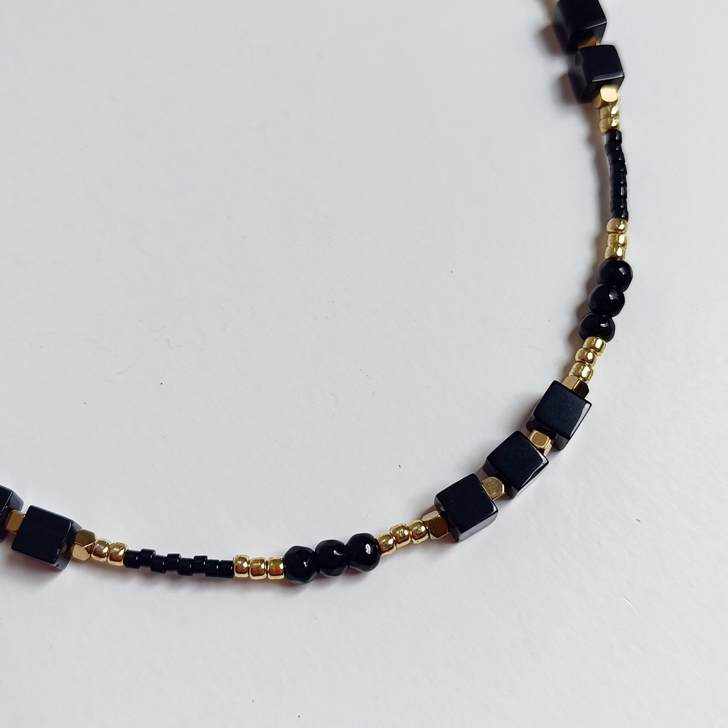 Collar Cadena De Pedrería Dorada y Negra