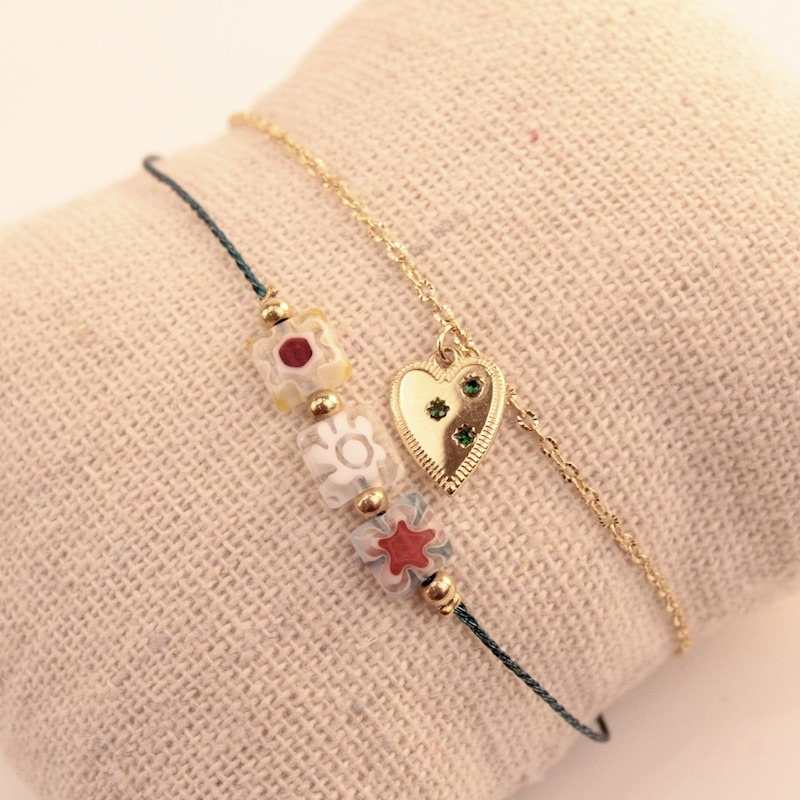 Pulsera azul con piedras florales