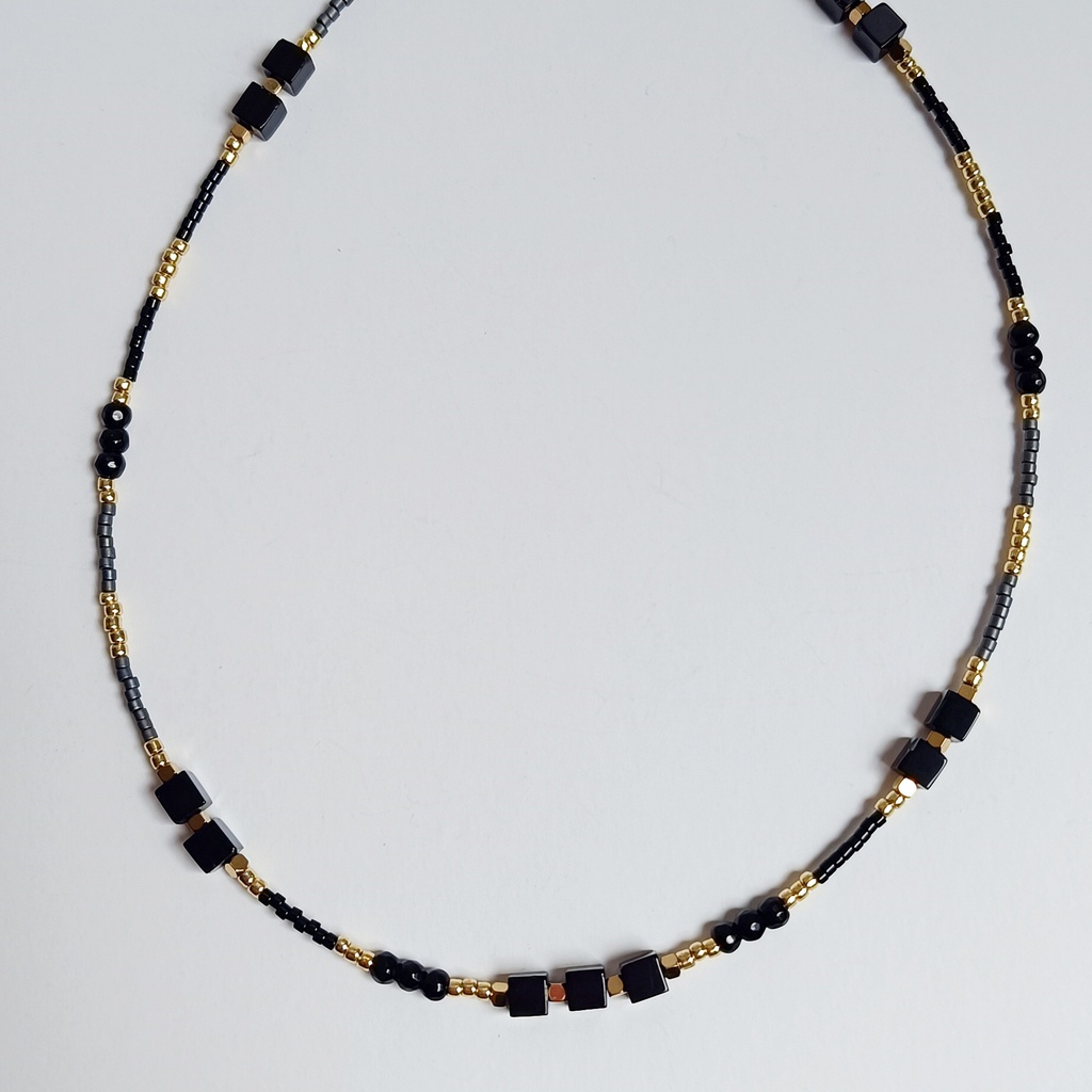 Collar Cadena De Pedrería Dorada y Negra