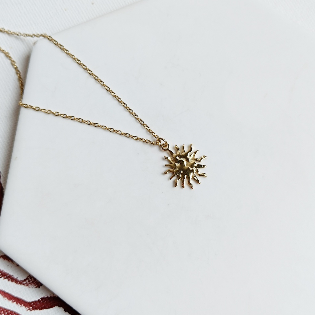 Collar Charm Sol Relieve Dorado