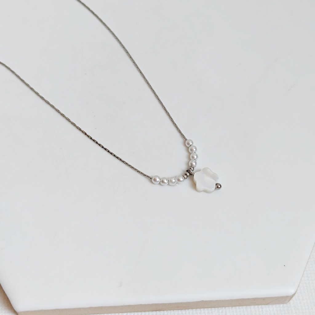 Collar Flor Perlada Plateado