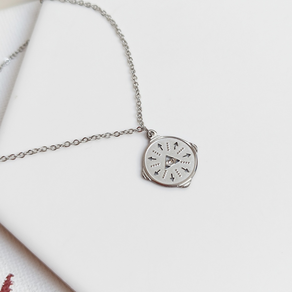 Collar Chapa Brújula Circonita Blanca Plateado