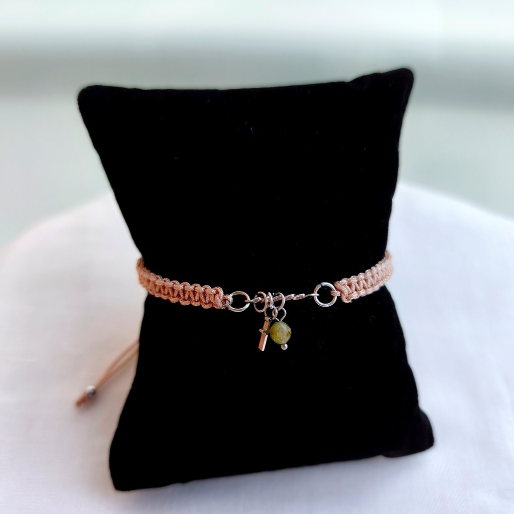 Pulsera Trenzada Beige Triple Charm Cruz (Plateado)