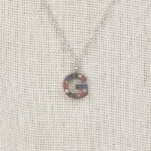 Collar Inicial Plateada Brillos Multicolor Letra "G"