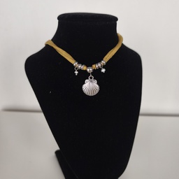 Collar Cinta de Seda Ocre Concha (Plateado)